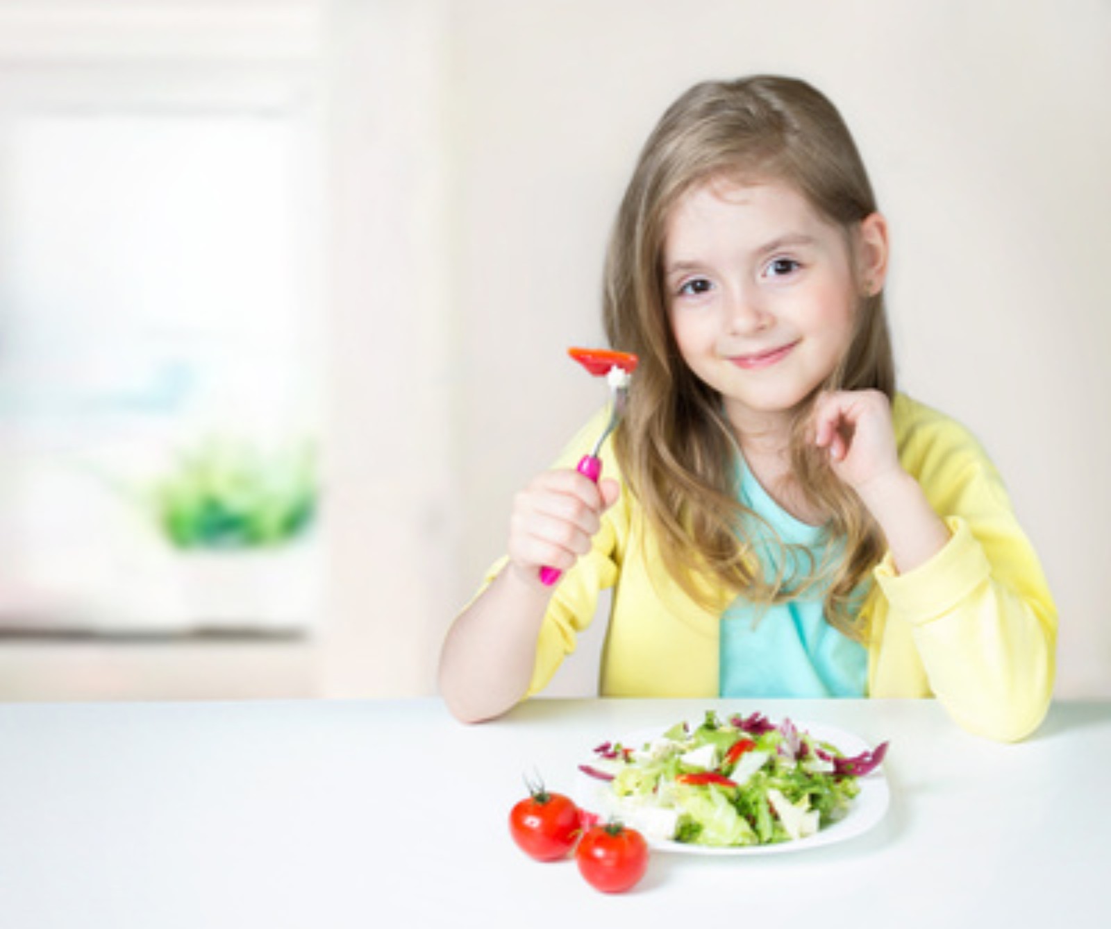 Child eating a varied meal after identifying which foods cause eczema flares