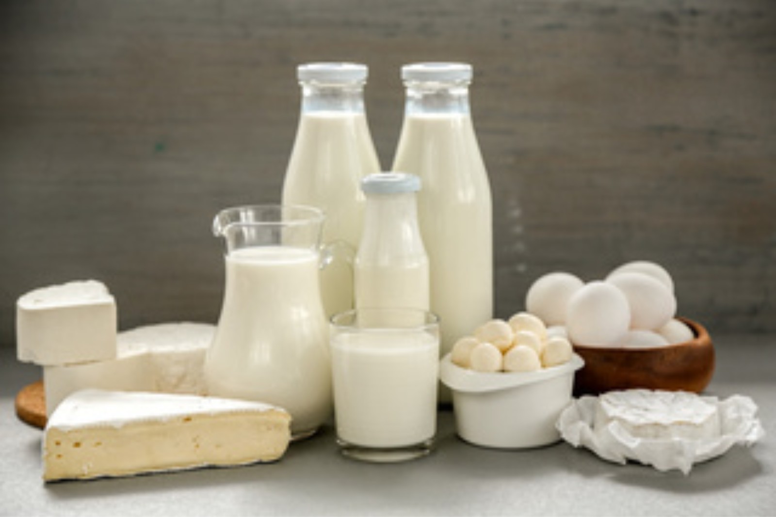 Foods commonly suspected of causing eczema in children, including dairy and eggs